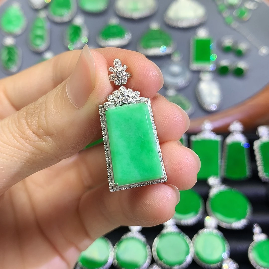 翡翠18K金镶嵌颈饰吊坠