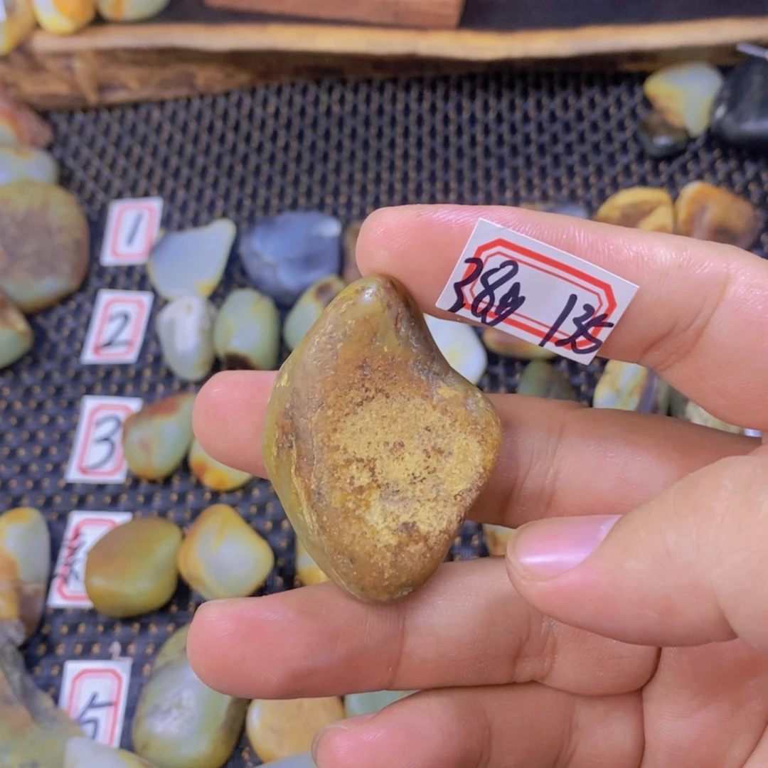 颈饰未镶嵌和田玉（糖玉）