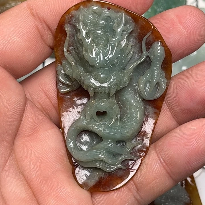 翡翠未镶嵌颈饰龙