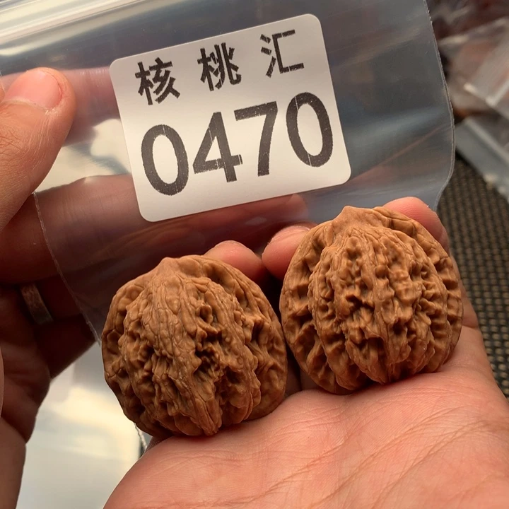 文玩核桃吊坠虎头