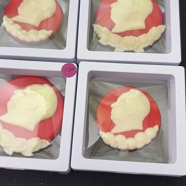 坚***石其他普通金属红色收藏纪念章