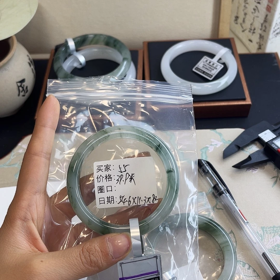 '***冷石英质玉未镶嵌手镯55