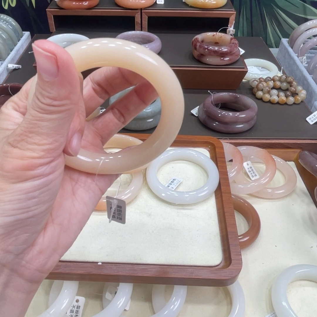 赵***儿石英岩玉未镶嵌手镯