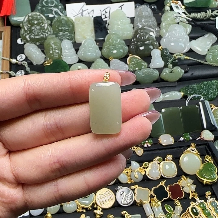 颈饰18K金镶嵌和田玉