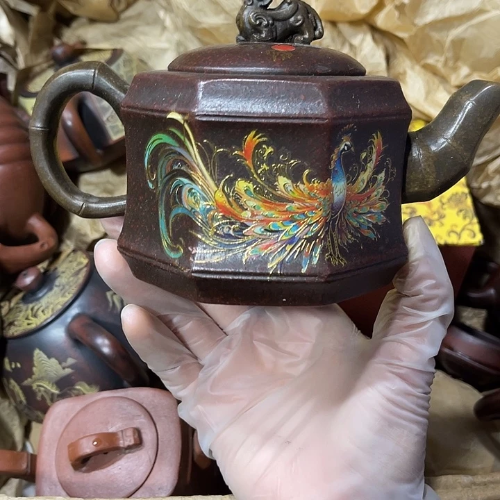 茶壶紫砂原矿泥料手工制作的一把紫砂壶。