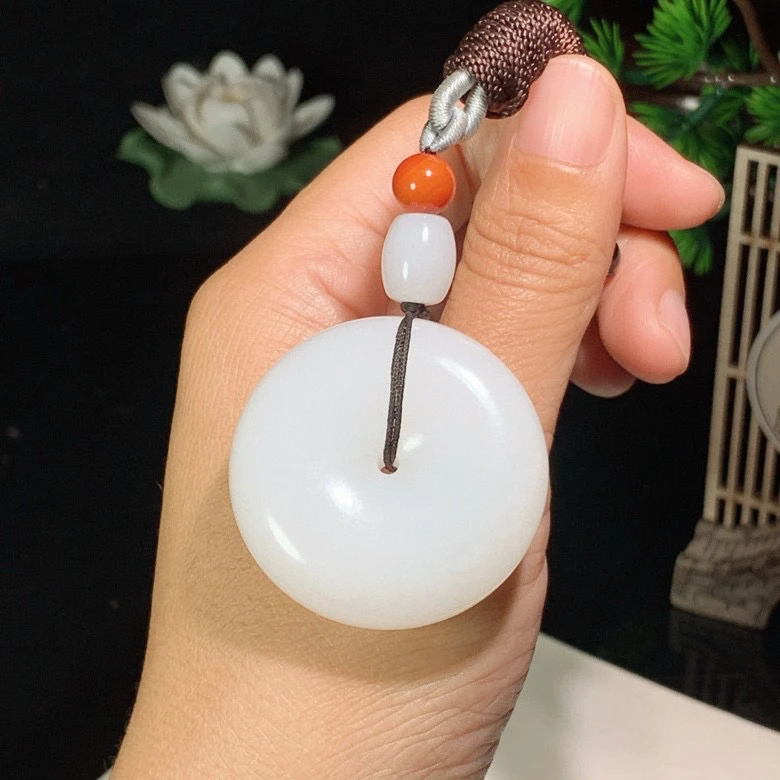 l新疆和田玉羊脂白玉平安扣挂件。