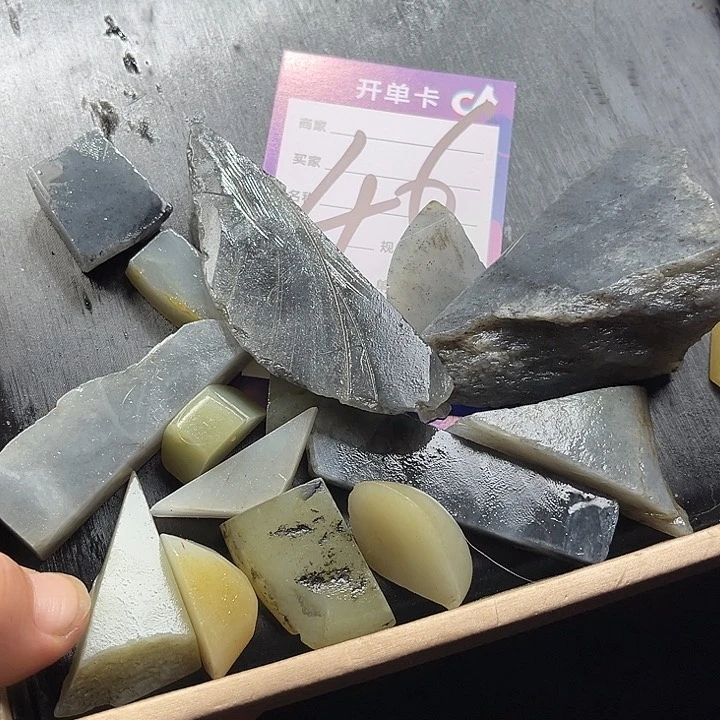 和田玉边角料未镶嵌