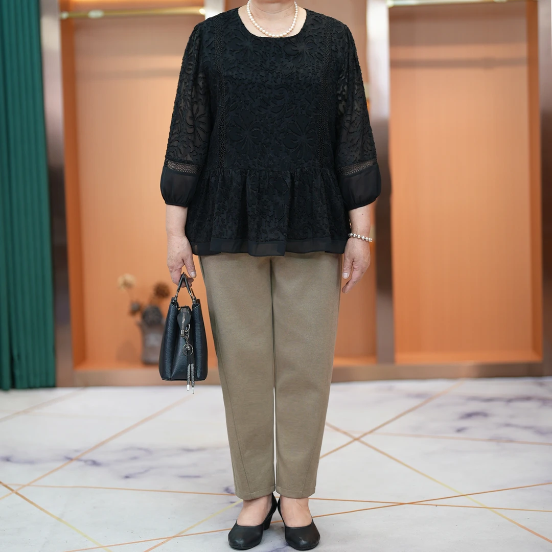 大码妈妈装大圆领浮雕花小衫2025春新款中老年洋气镂空袖口上衣