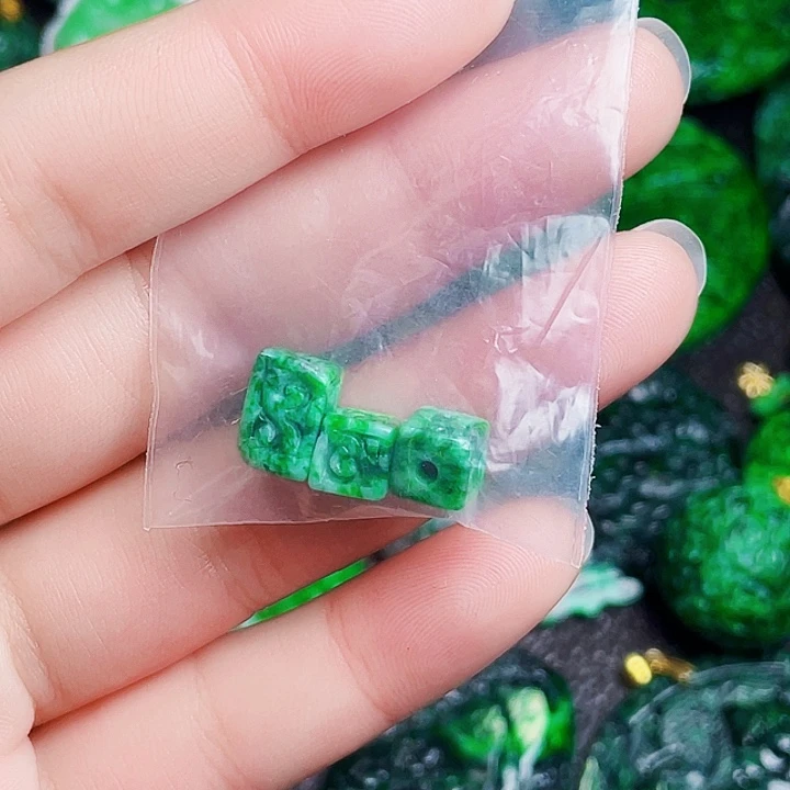 翡翠未镶嵌颈饰多样性