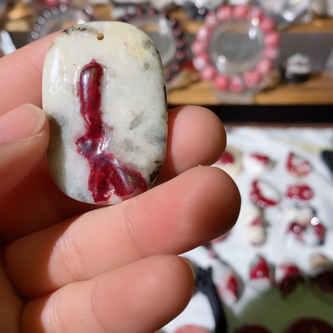 天然辰砂原石晶体吊坠