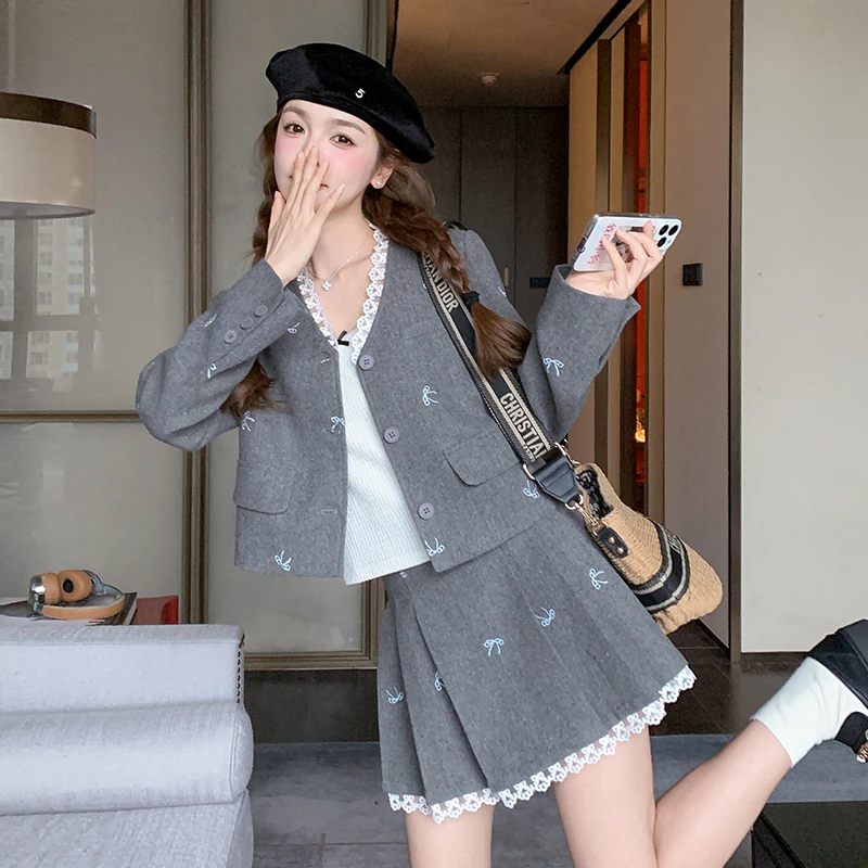 灰色小香风套装裙女2025春季新款设计感蕾丝拼接西服百褶裙两件套
