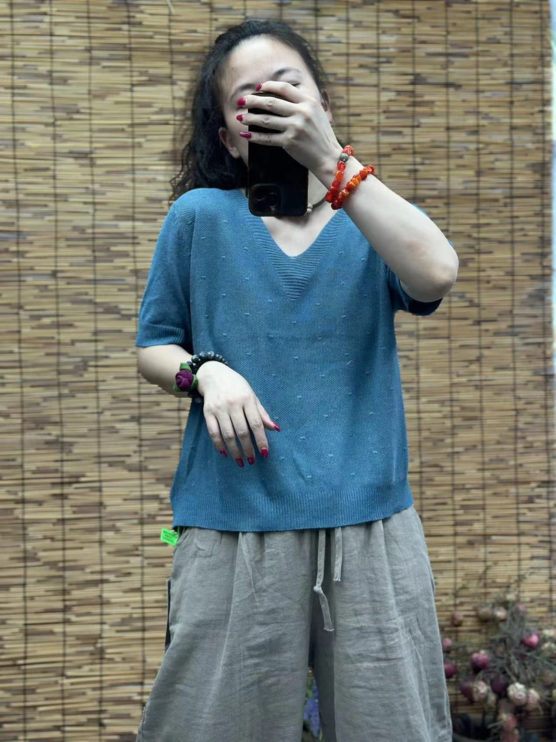 HY    V领针织点点T恤