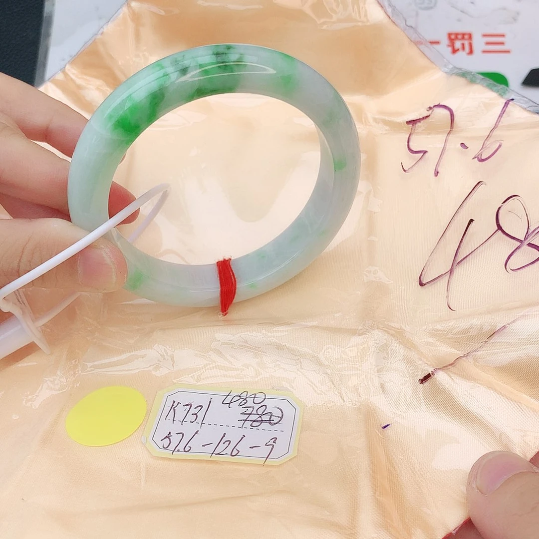 翡翠手镯未镶嵌翡翠