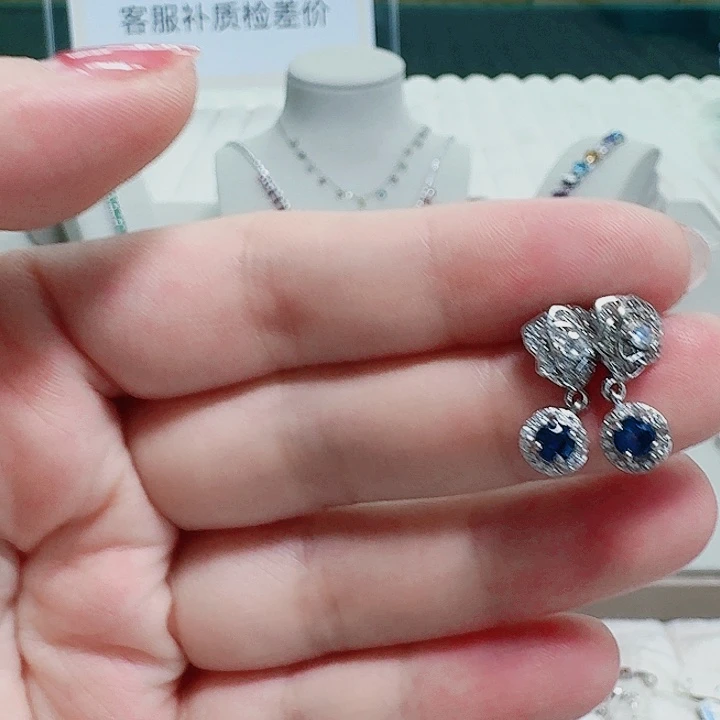 925银合成碳硅石耳钉