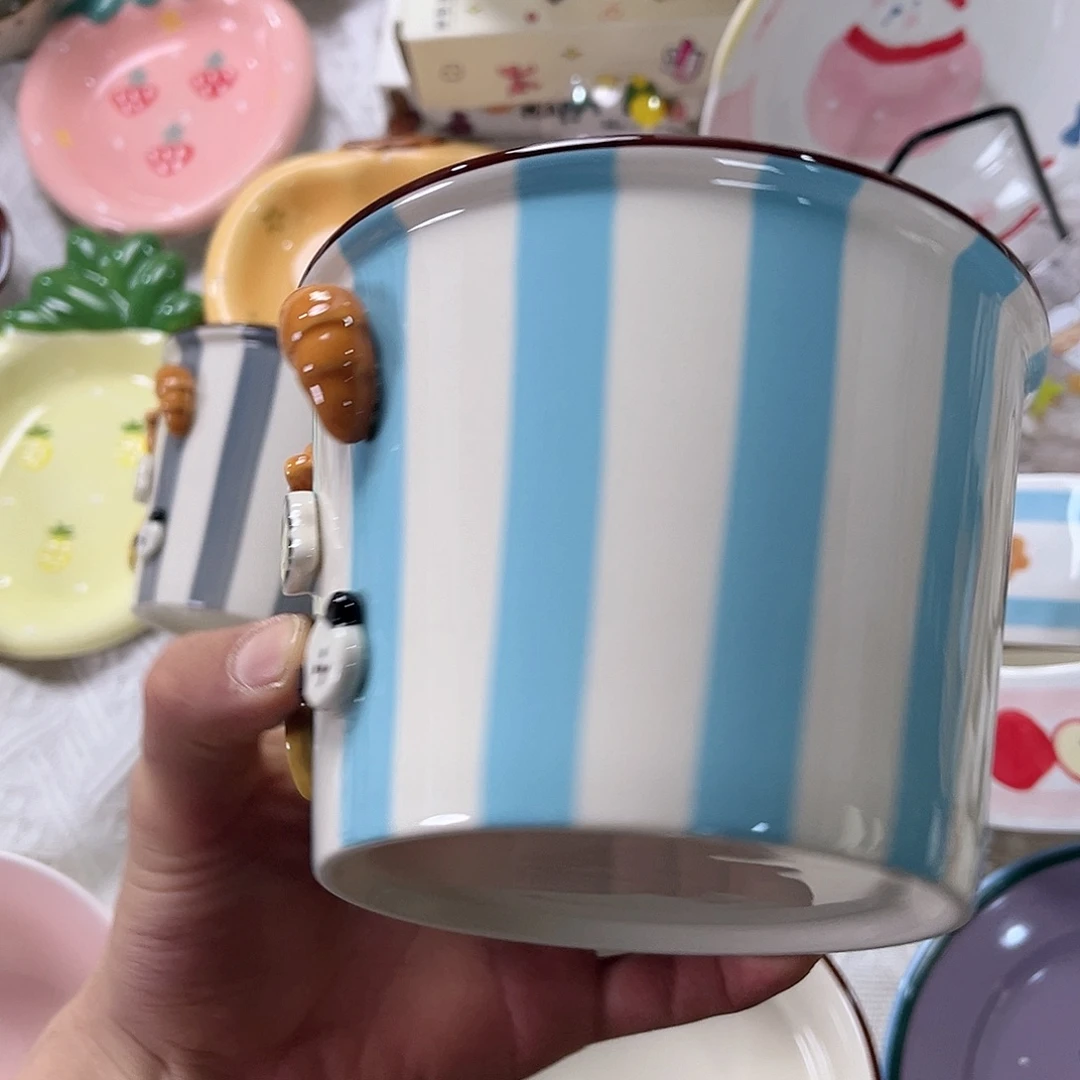 碗盘蓝色炸鸡桶一只
