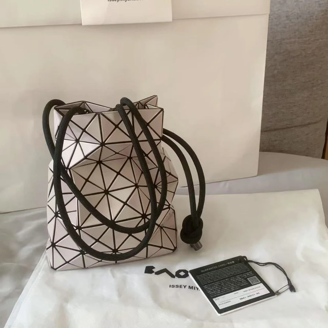 99新 Issey Miyake/三宅一生 飞小雨Fisoy/ 粉色水桶包