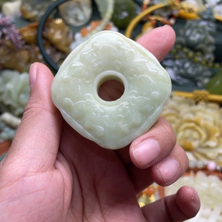 蛇纹石玉吊坠合金