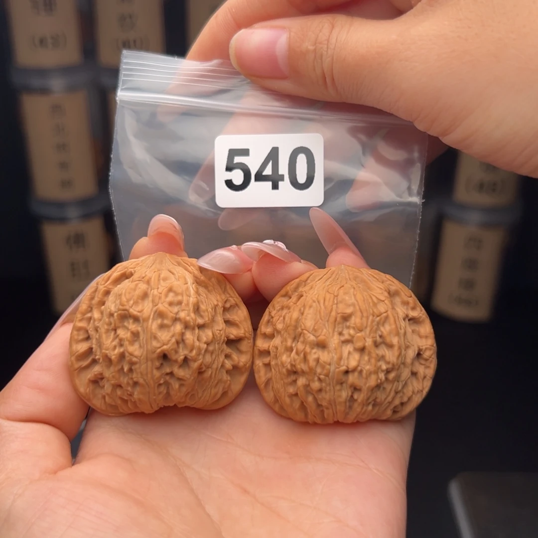 莫***难文玩核桃吊坠绣球