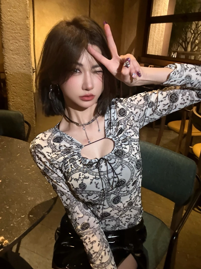 植绒印花镂空设计感长袖复古显胸打底衫女