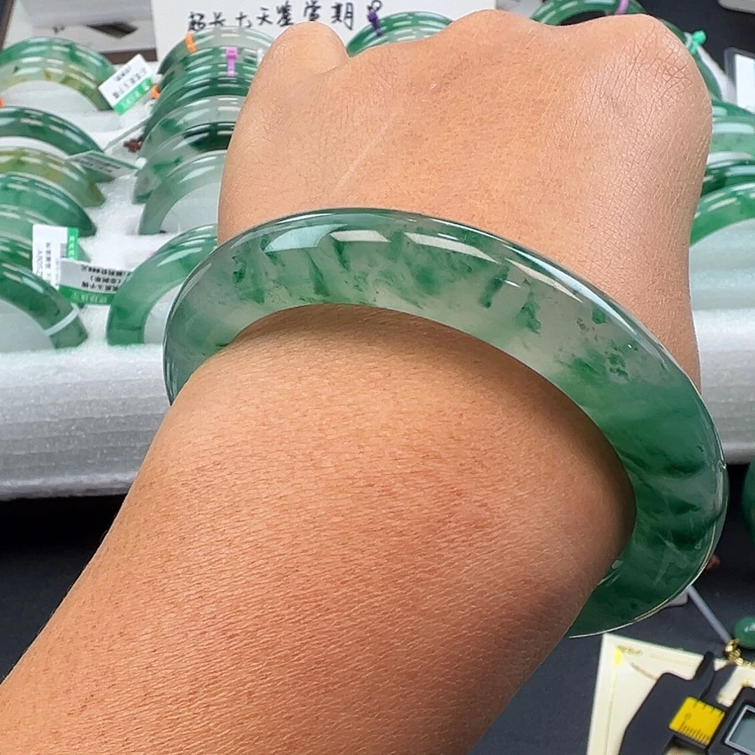 未镶嵌手镯石英质玉