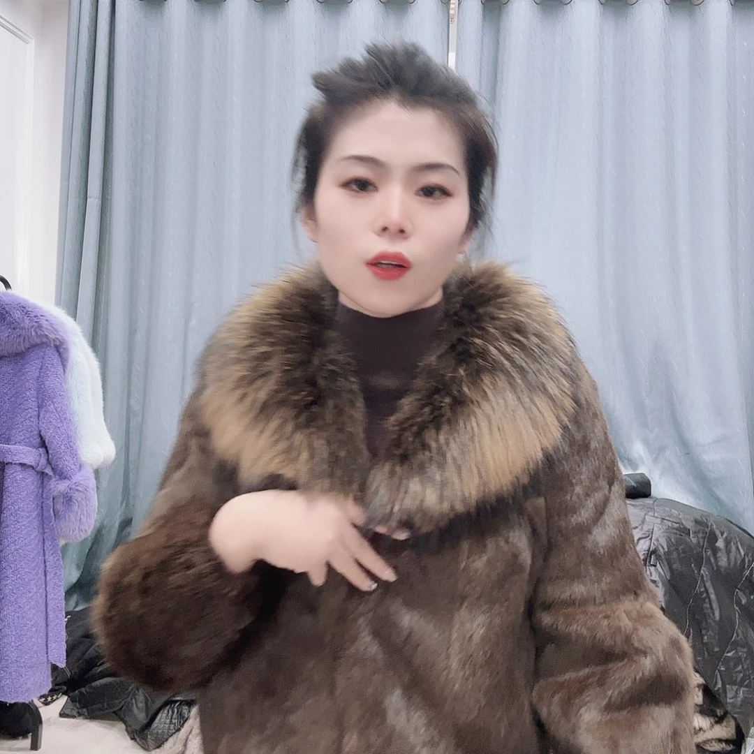 皮草搭配黑色西装