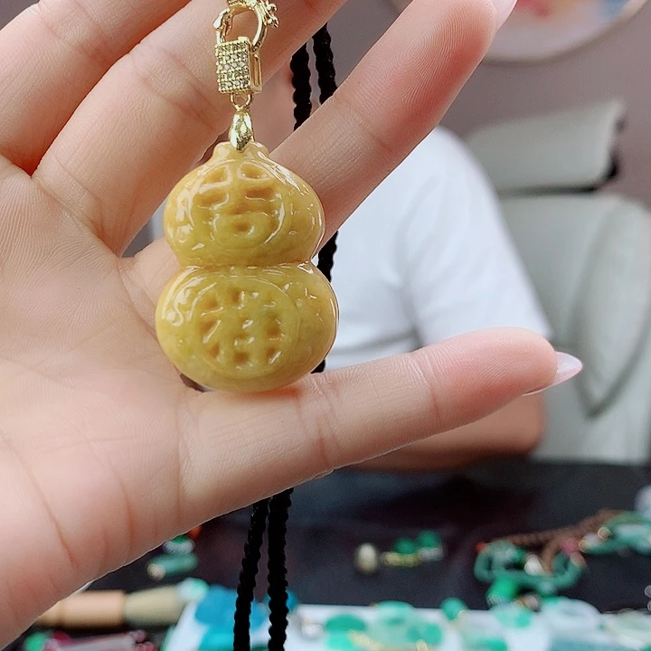 翡翠未镶嵌吊坠(赠链)