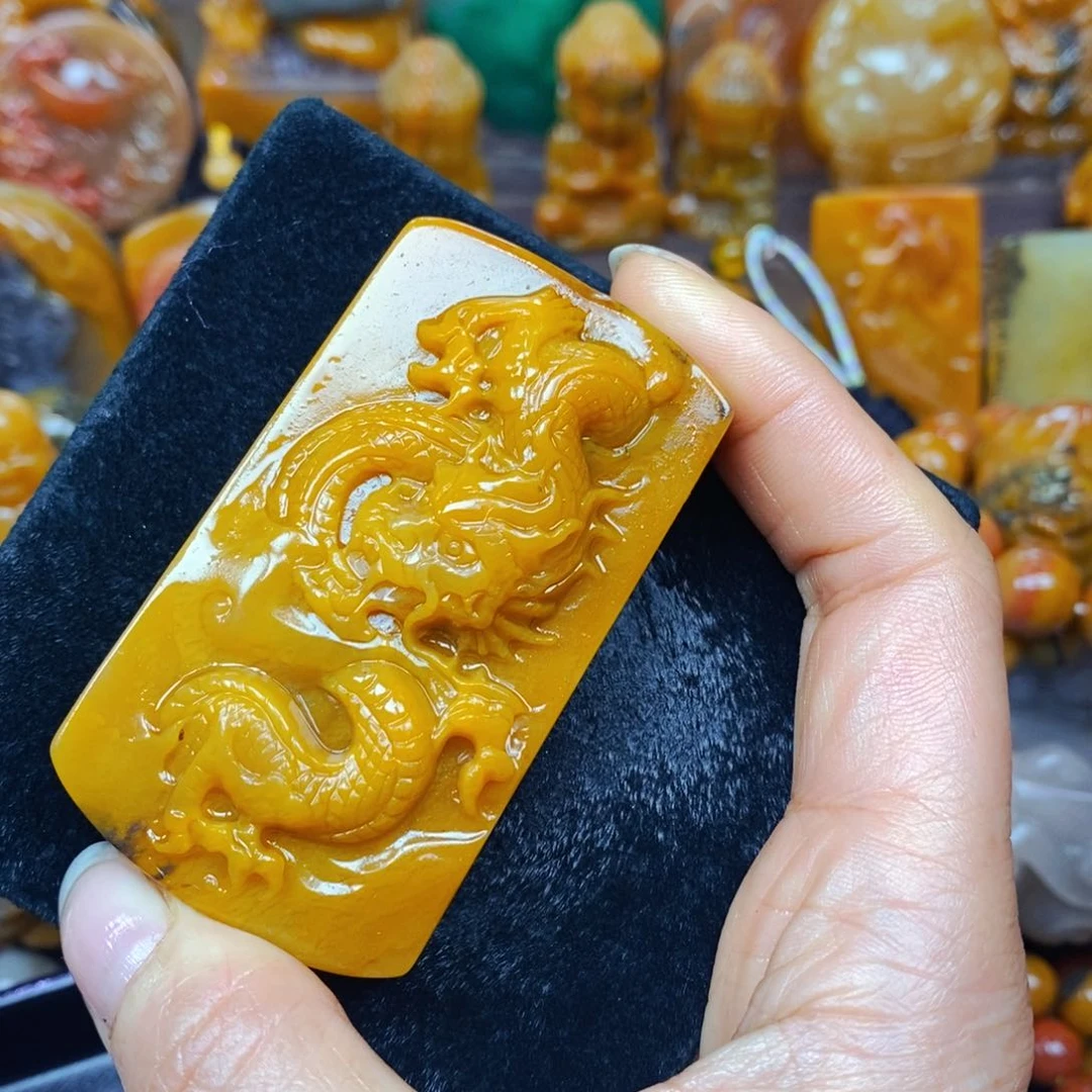 未镶嵌石英质玉（黄龙玉）颈饰