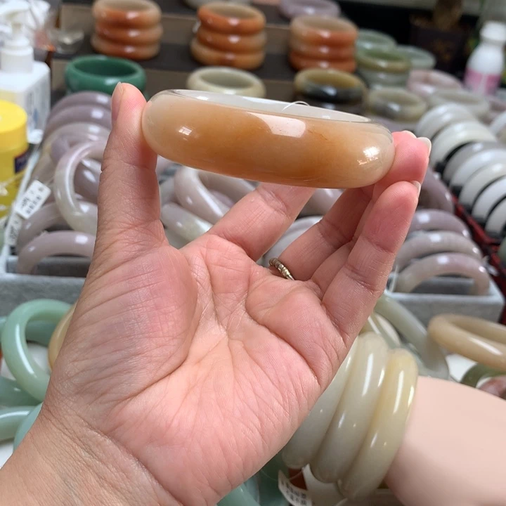 小***娃石英质玉未镶嵌手镯