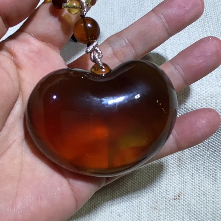 迎***冬裸石琥珀未镶嵌红蜜绿膜变色龙桃心吊坠
