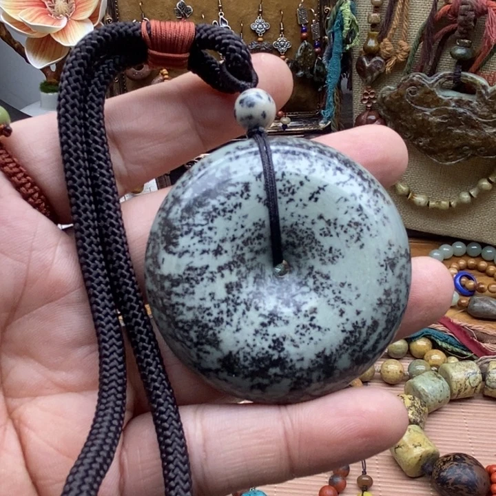 未镶嵌岫岩河磨玉（透闪石质玉）挂件