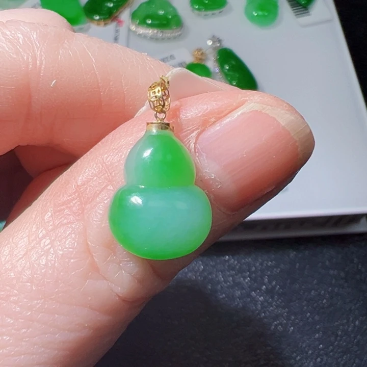 颈饰18K金镶嵌翡翠