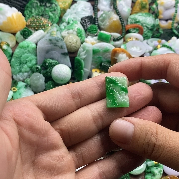 翡翠未镶嵌颈饰山水