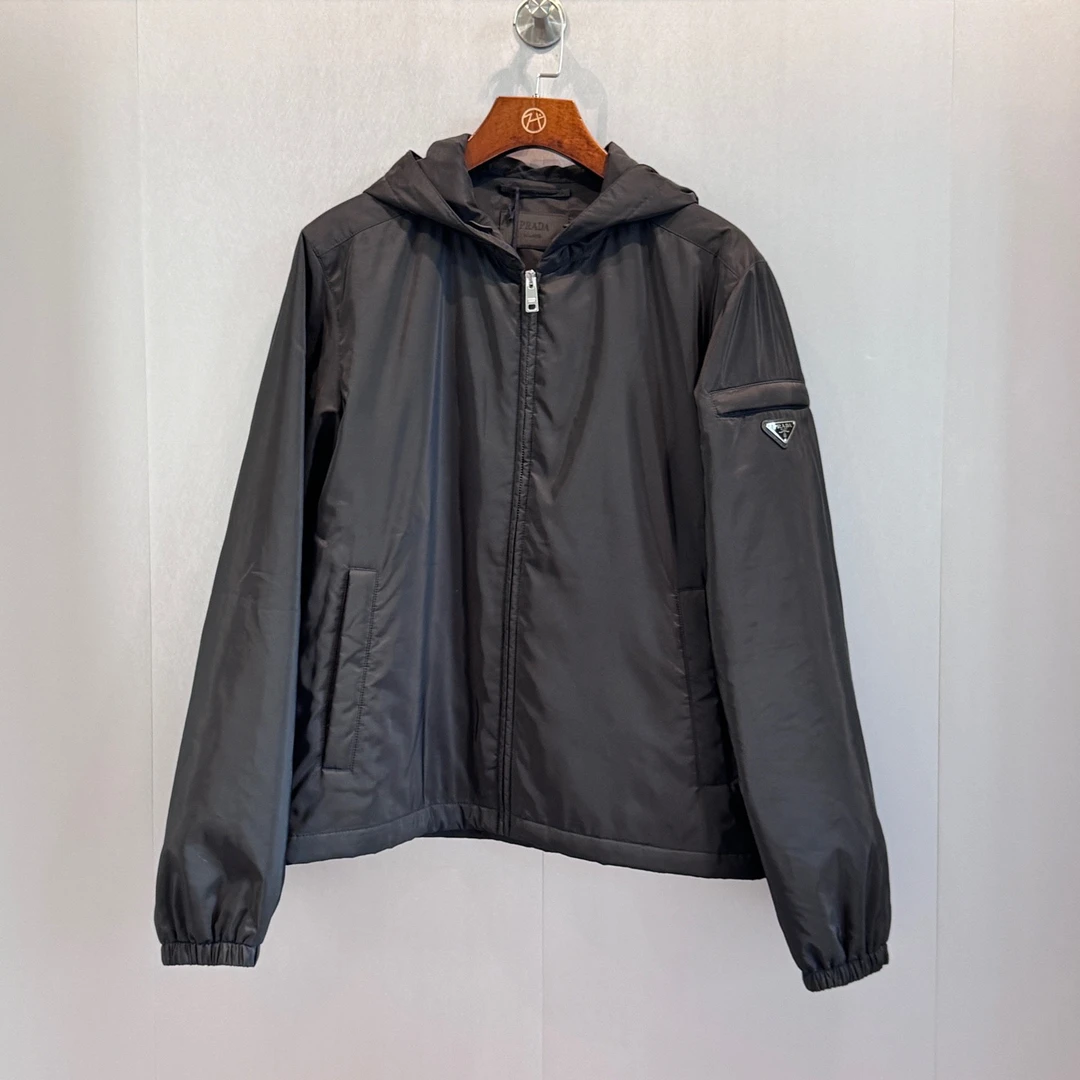 未使用 Prada/普拉达 经典纯色logo钢标连帽棉服外套/SGM242