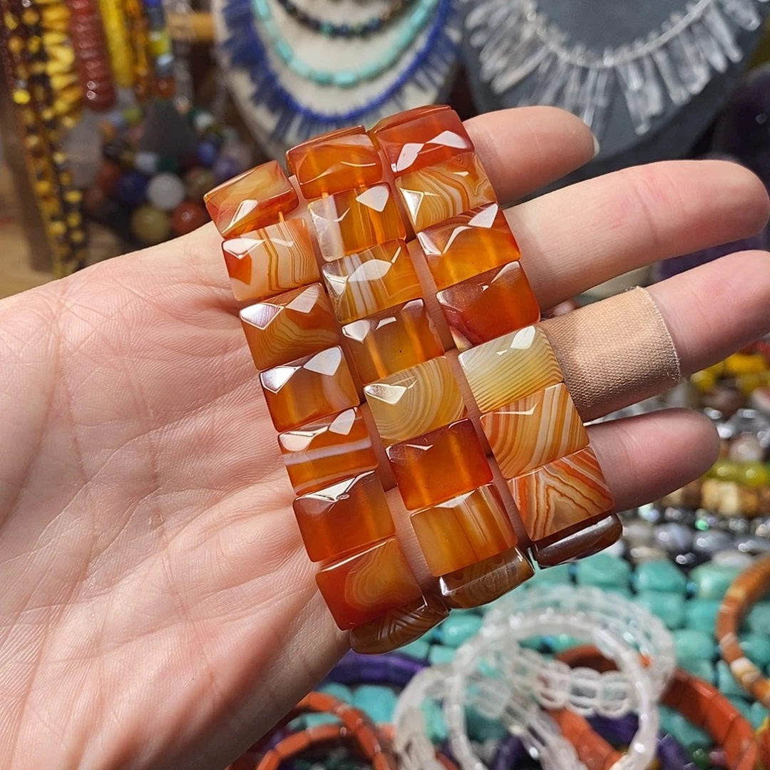 石英质玉未镶嵌，红缠丝玛瑙切面手牌11×15mm，