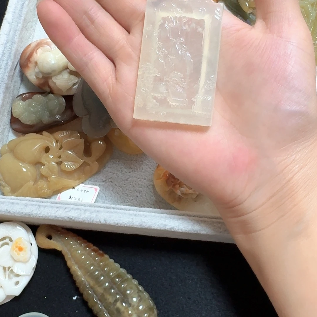 余***心蛇纹石玉未镶嵌颈饰