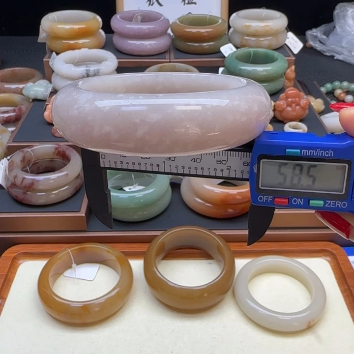 石英岩玉未镶嵌手镯