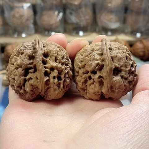 文玩核桃把件落地红带彩磕尖44