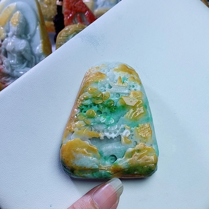 翡翠未镶嵌颈饰山水