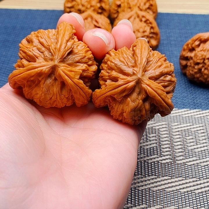 把***满文玩核桃吊坠三棱