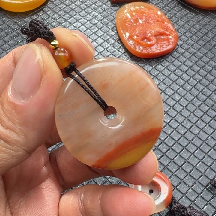 石英质玉（黄龙玉）颈饰未镶嵌