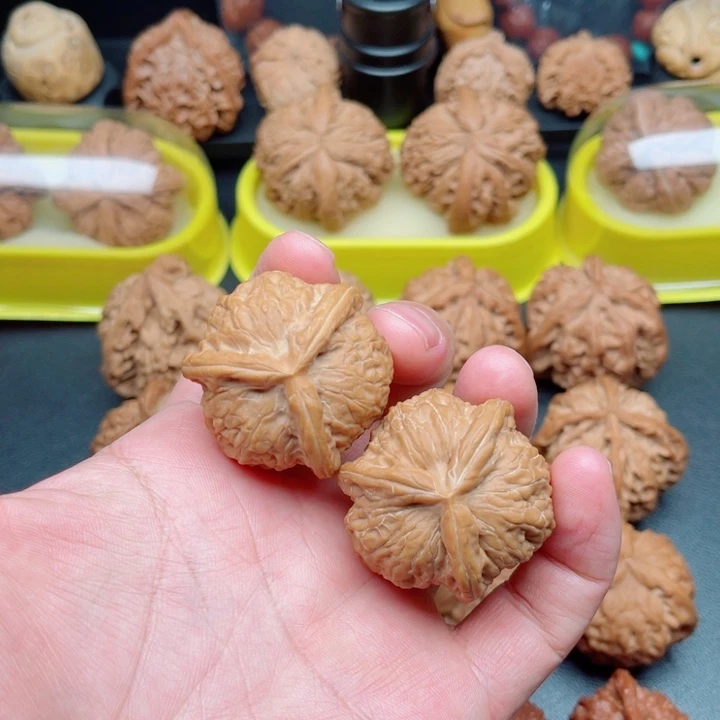 文玩核桃把件乾隆磨狮子头三棱38×37×37