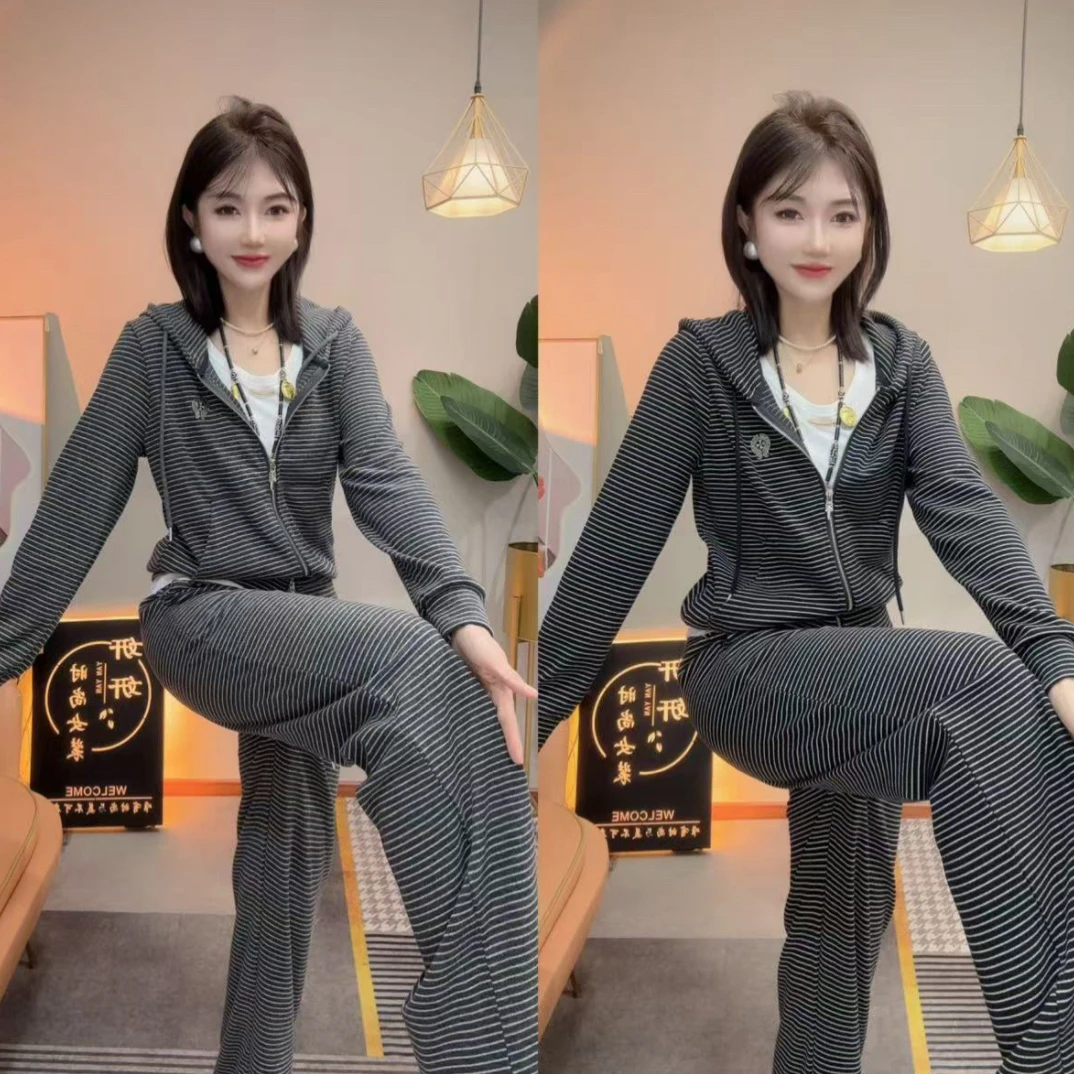 秋季新款时尚显瘦条纹连帽上衣与阔腿裤套装彰显个性魅力