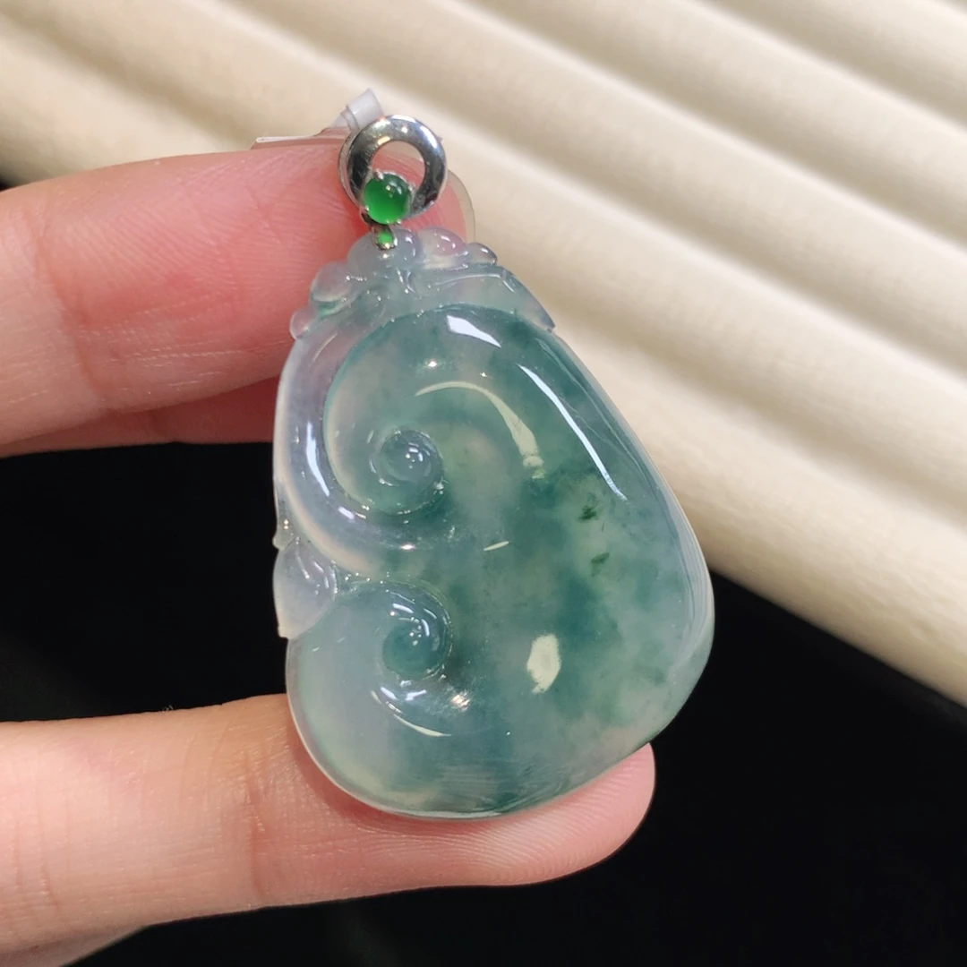 翡翠颈饰18K金镶嵌如意