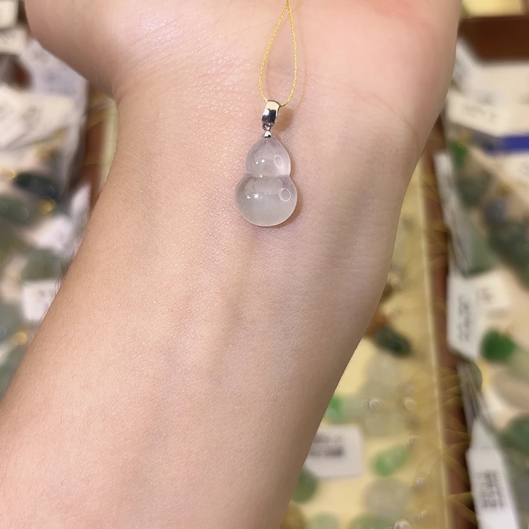 翡翠18K金镶嵌颈饰葫芦