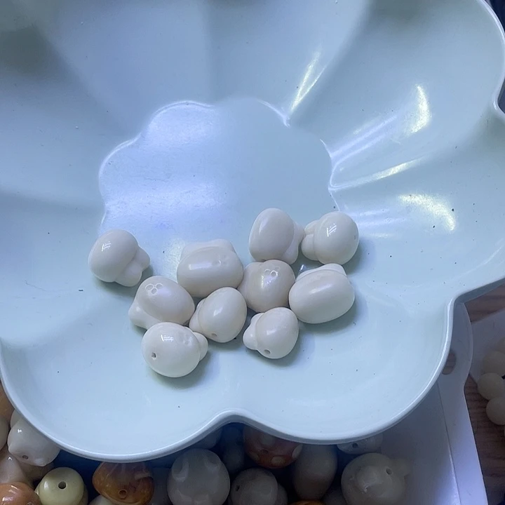 白玉菩提吊坠微瑕兔头三个