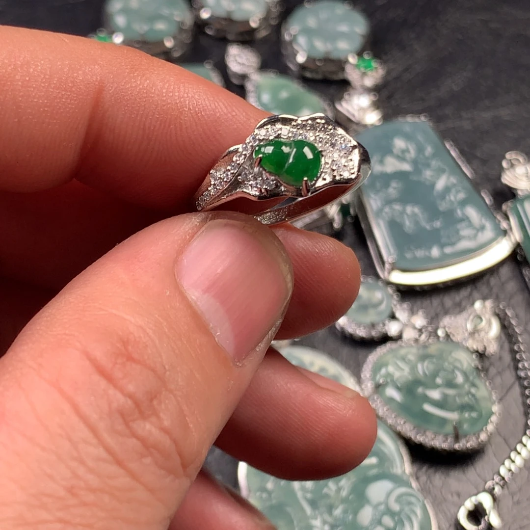 翡翠未镶嵌颈饰葫芦戒指