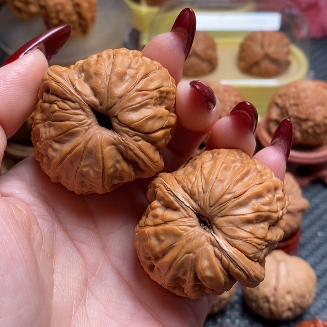 小***着文玩核桃把件44全品元宝