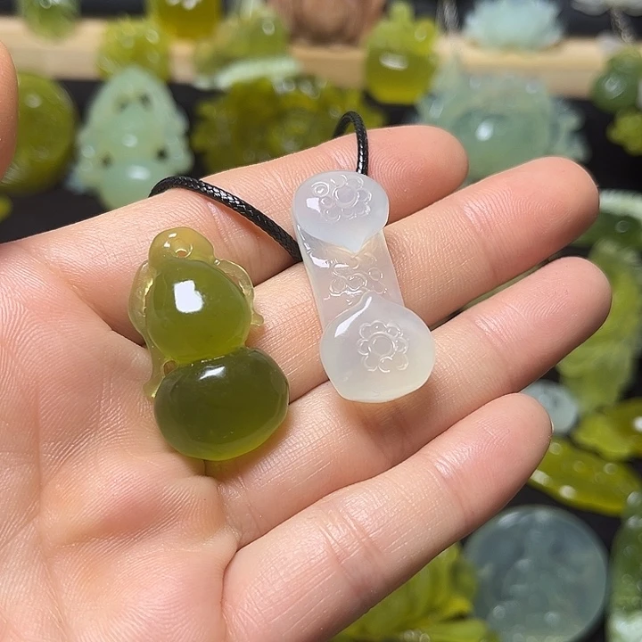 温***5蛇纹石玉未镶嵌颈饰