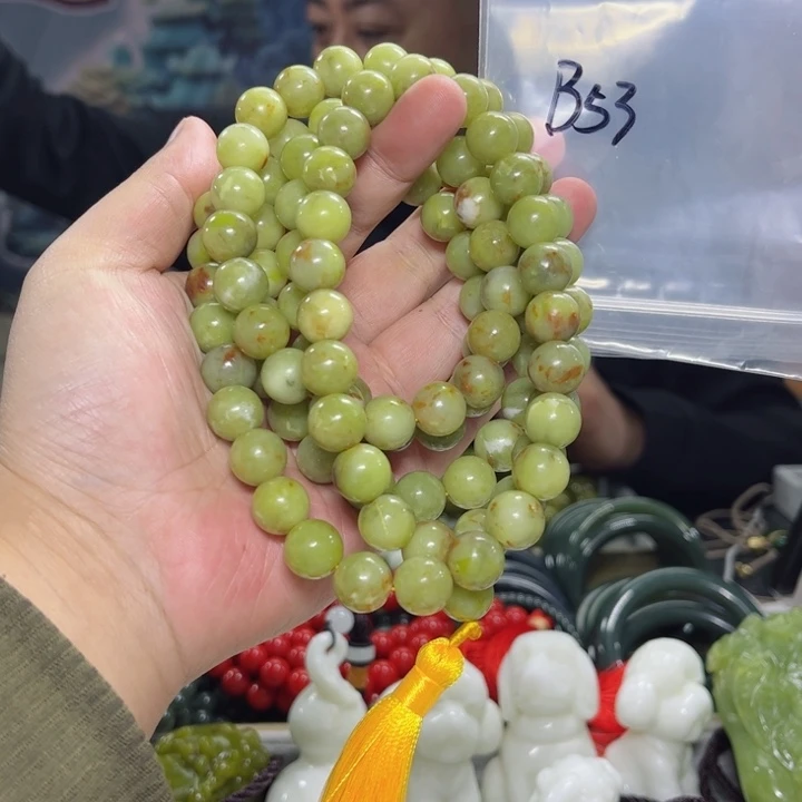 蛇纹石玉颈饰未镶嵌清*风