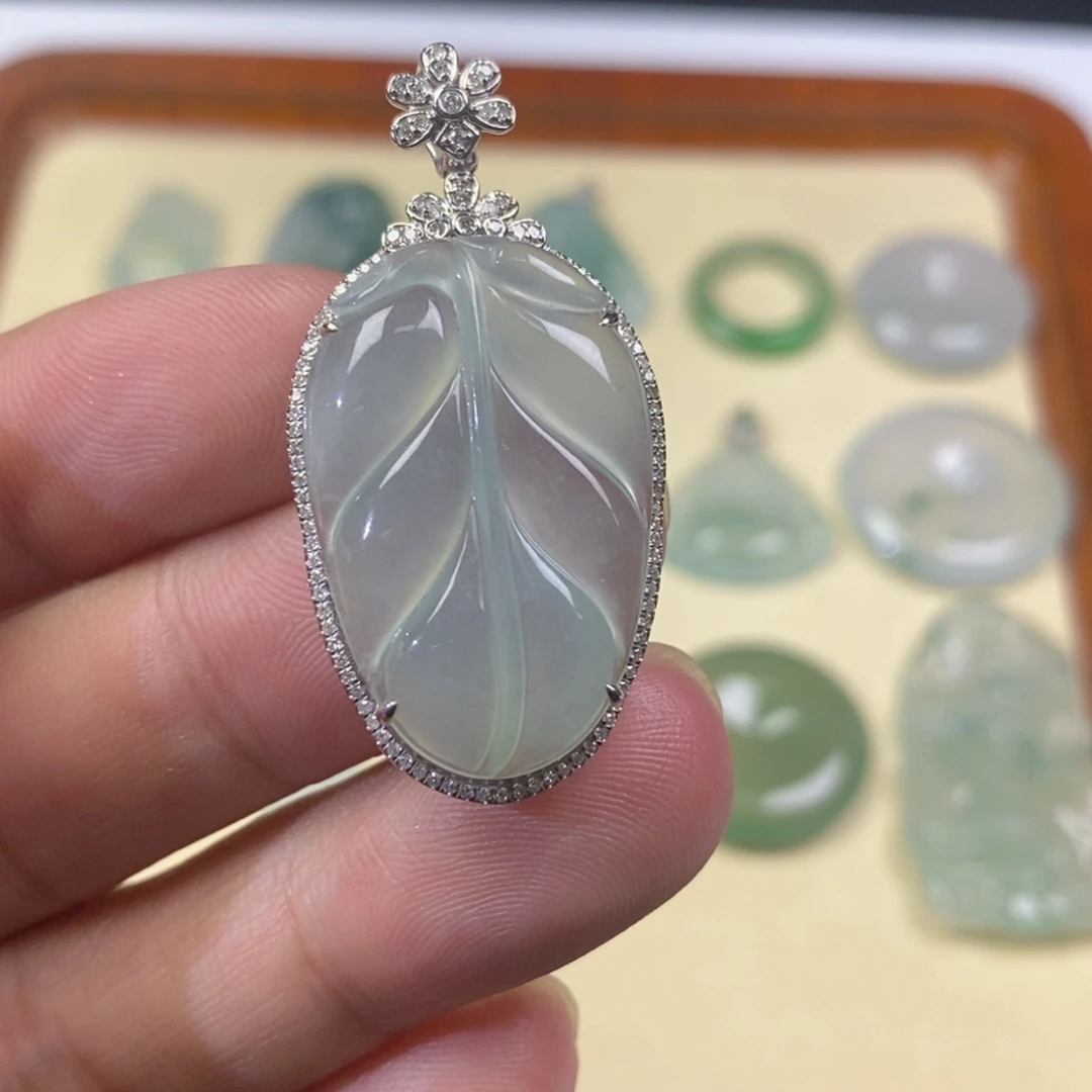 翡翠18K金镶嵌颈饰叶子